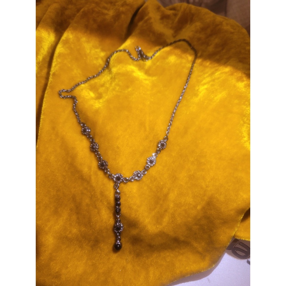 Black Y necklace with Flower Shaped Details Costume Jewelry - Picture 2 of 3
